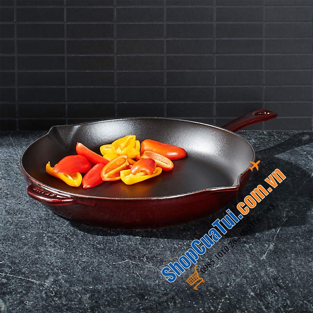 CHẢO STAUB 2 MIỆNG RÓT 30CM MÀU ĐỎ MẬN - Made in France - lý tưởng làm các món áp chảo, chiên hoặc xào Với thiết kế sang trọng