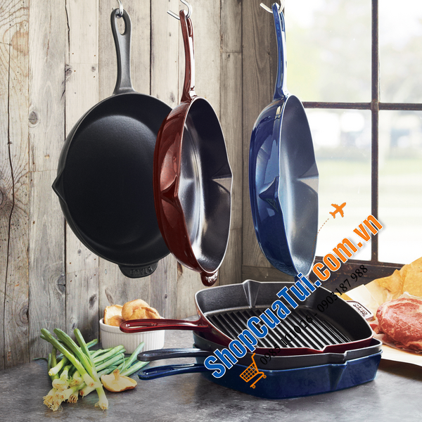 CHẢO STAUB 2 MIỆNG RÓT 30CM MÀU ĐỎ MẬN - Made in France - lý tưởng làm các món áp chảo, chiên hoặc xào Với thiết kế sang trọng