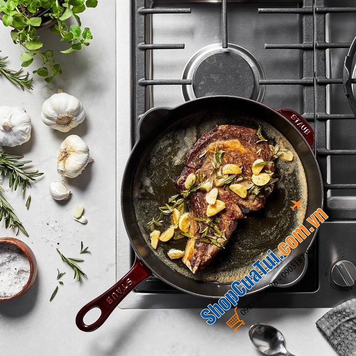 CHẢO STAUB 2 MIỆNG RÓT 30CM MÀU ĐỎ MẬN - Made in France - lý tưởng làm các món áp chảo, chiên hoặc xào Với thiết kế sang trọng