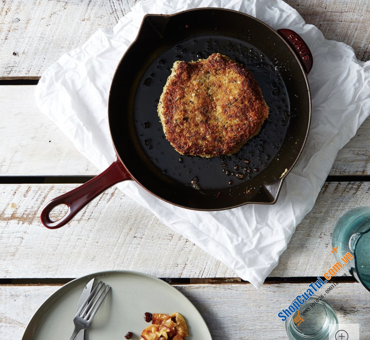 CHẢO STAUB 2 MIỆNG RÓT 30CM MÀU ĐỎ MẬN - Made in France - lý tưởng làm các món áp chảo, chiên hoặc xào Với thiết kế sang trọng