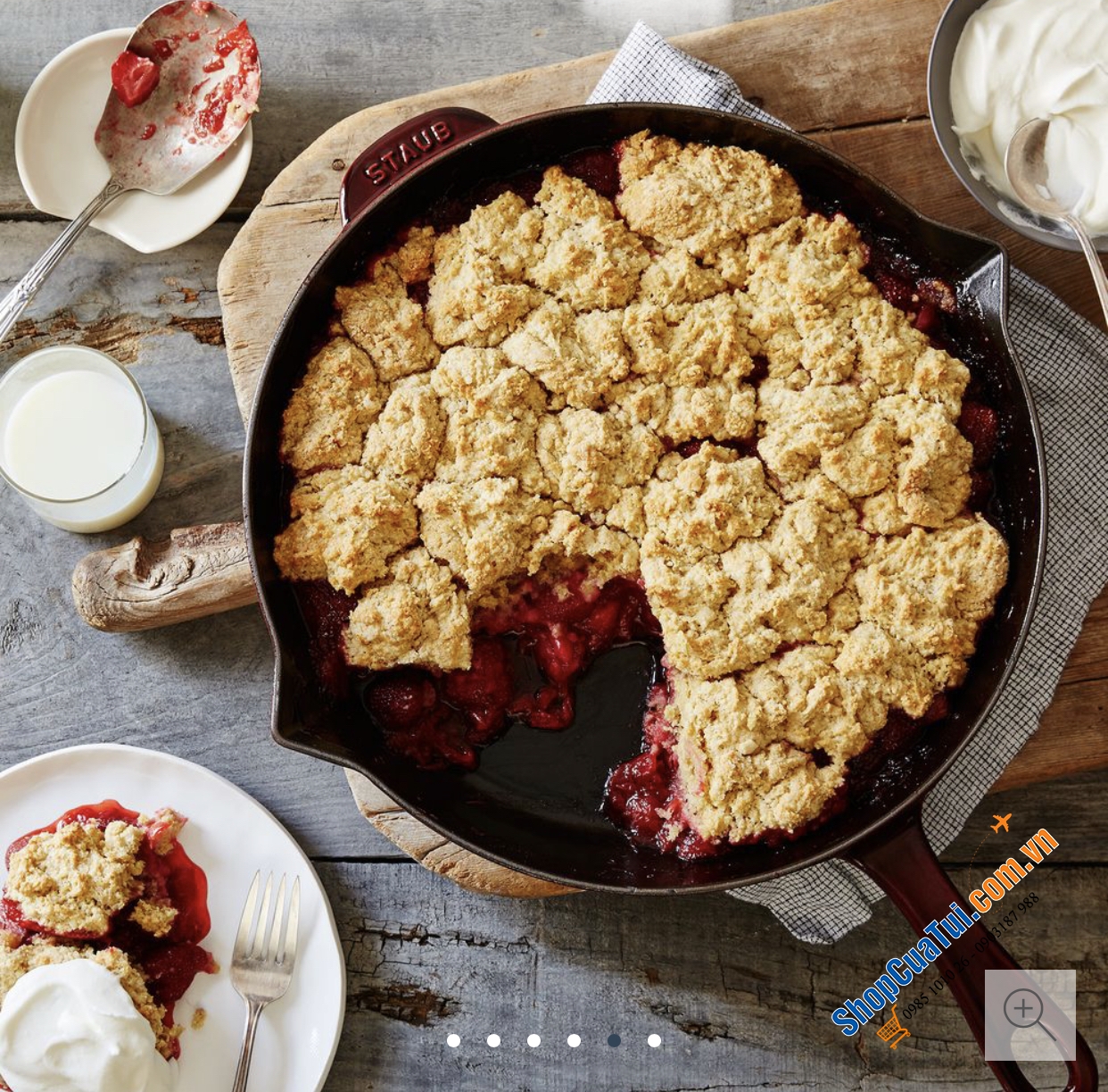 CHẢO STAUB 2 MIỆNG RÓT 30CM MÀU ĐỎ MẬN - Made in France - lý tưởng làm các món áp chảo, chiên hoặc xào Với thiết kế sang trọng