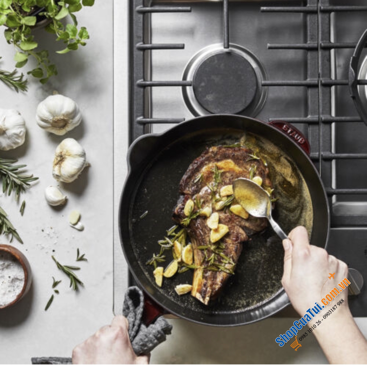 CHẢO STAUB 2 MIỆNG RÓT 30CM MÀU ĐỎ MẬN - Made in France - lý tưởng làm các món áp chảo, chiên hoặc xào Với thiết kế sang trọng