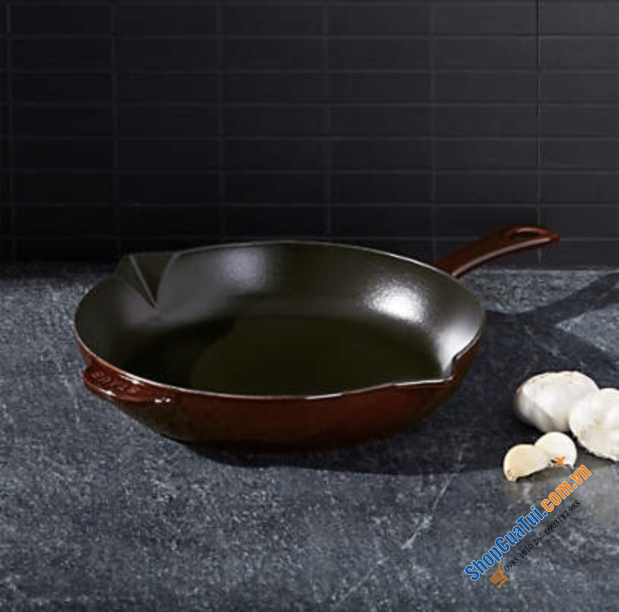 CHẢO STAUB 2 MIỆNG RÓT 30CM MÀU ĐỎ MẬN - Made in France - lý tưởng làm các món áp chảo, chiên hoặc xào Với thiết kế sang trọng