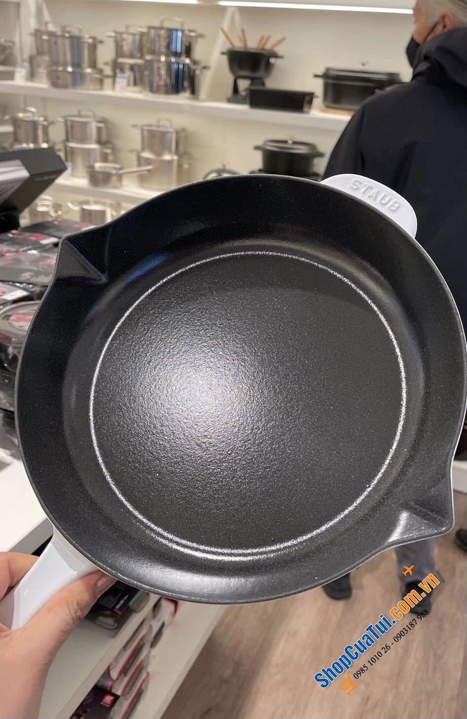 CHẢO STAUB 26 CM MÀU TRẮNG 2 miệng rót đẹp ngất ngây