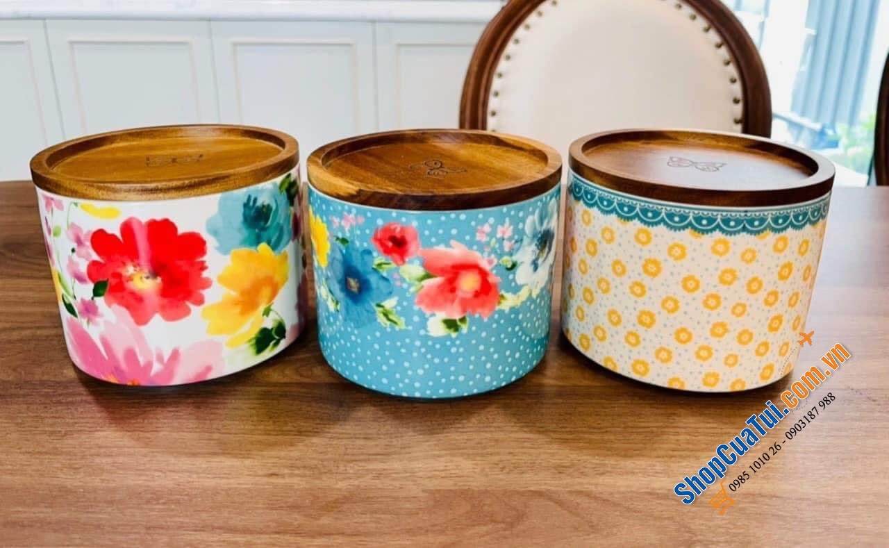 Sét 3 hũ đựng đồ khô The Pioneer Woman 13cm bằng gốm sứ có khả năng xếp chồng lên nhau mang đến sự tinh tế đặc trưng của Ree