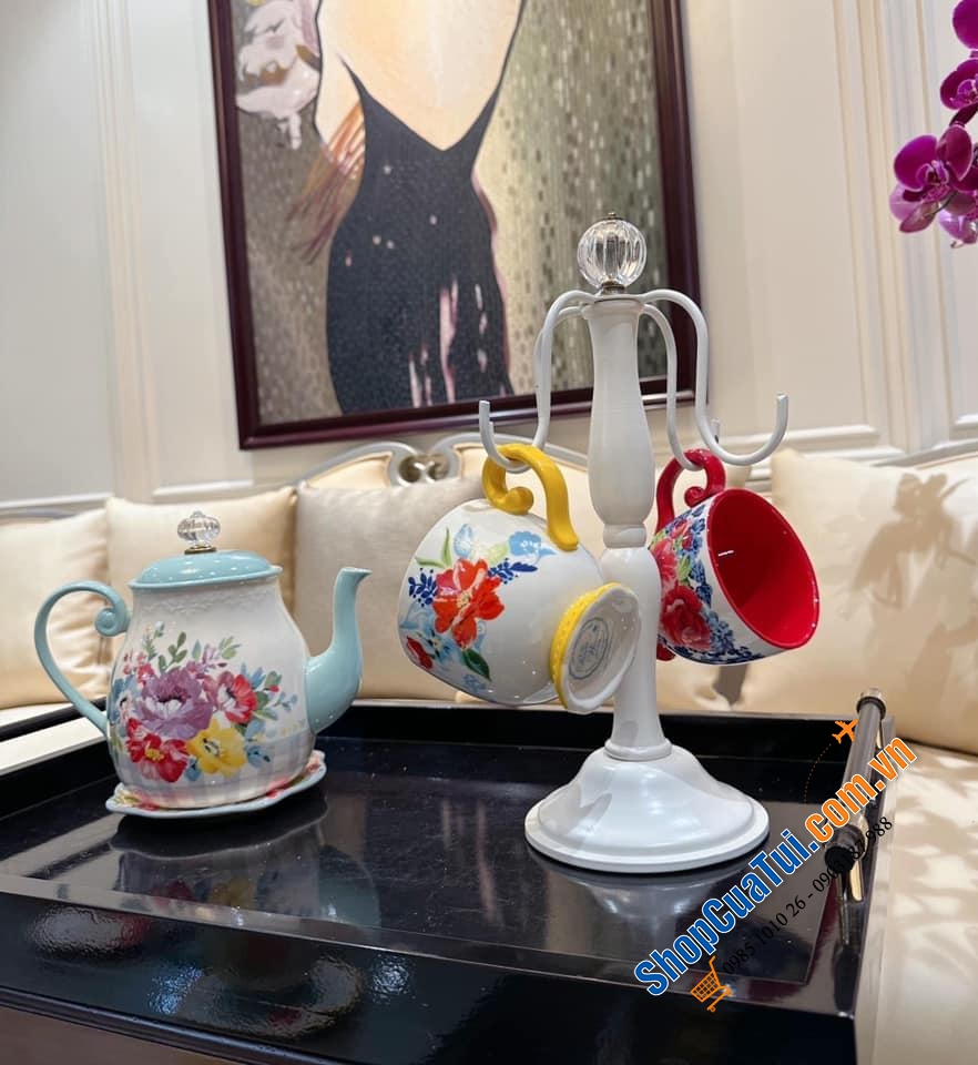 Sét cốc uống cà phê 9 món The Pioneer Woman gồm 4 đĩa 15cm và 4 cốc bằng sứ 420ml được trang trí bằng những bông hoa rực rỡ và 1 giá treo