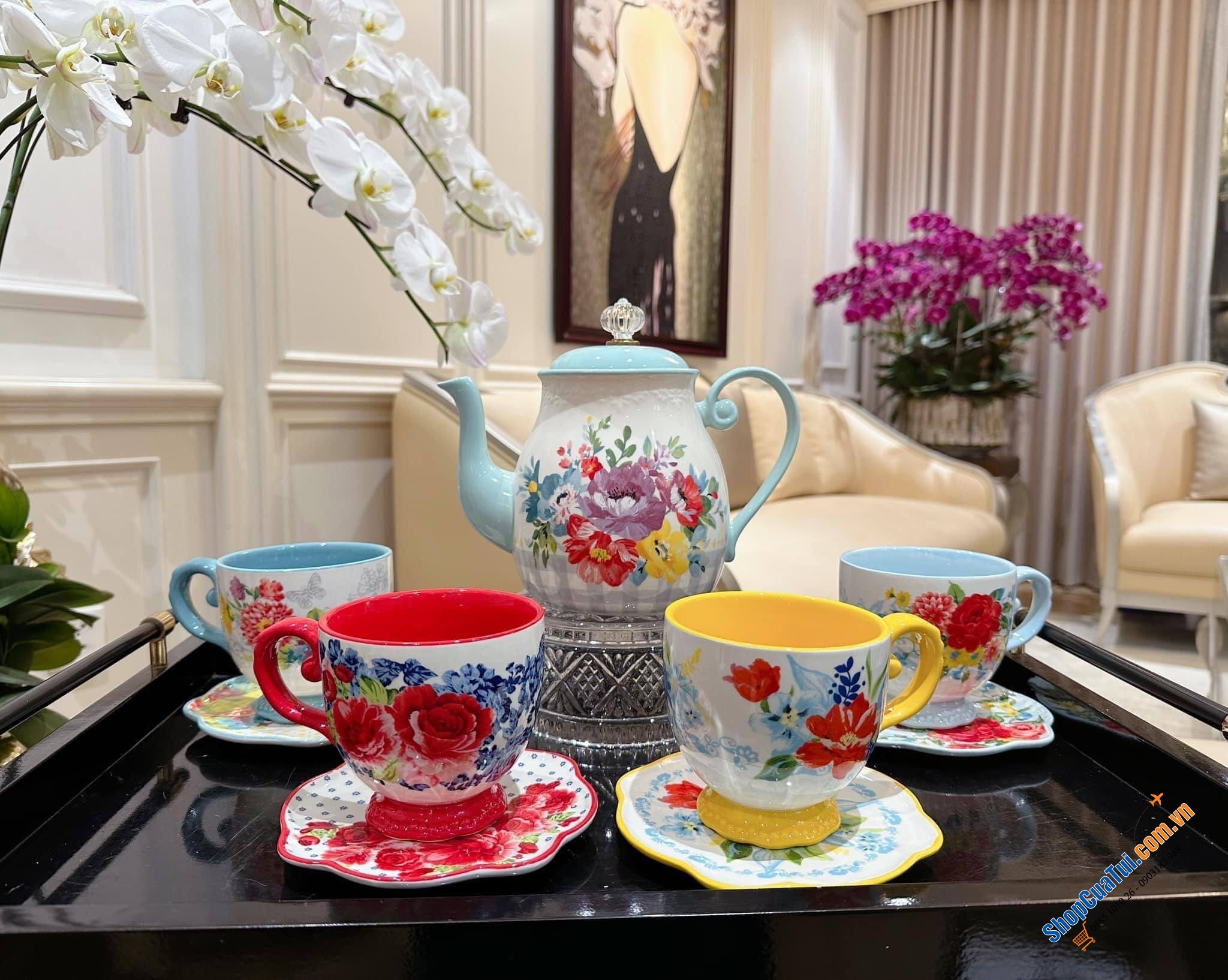 Sét cốc uống cà phê 9 món The Pioneer Woman gồm 4 đĩa 15cm và 4 cốc bằng sứ 420ml được trang trí bằng những bông hoa rực rỡ và 1 giá treo