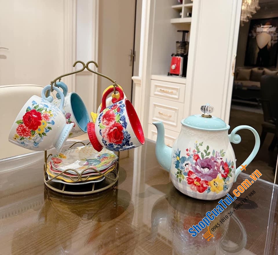 Sét cốc uống cà phê 9 món The Pioneer Woman gồm 4 đĩa 15cm và 4 cốc bằng sứ 420ml được trang trí bằng những bông hoa rực rỡ và 1 giá treo