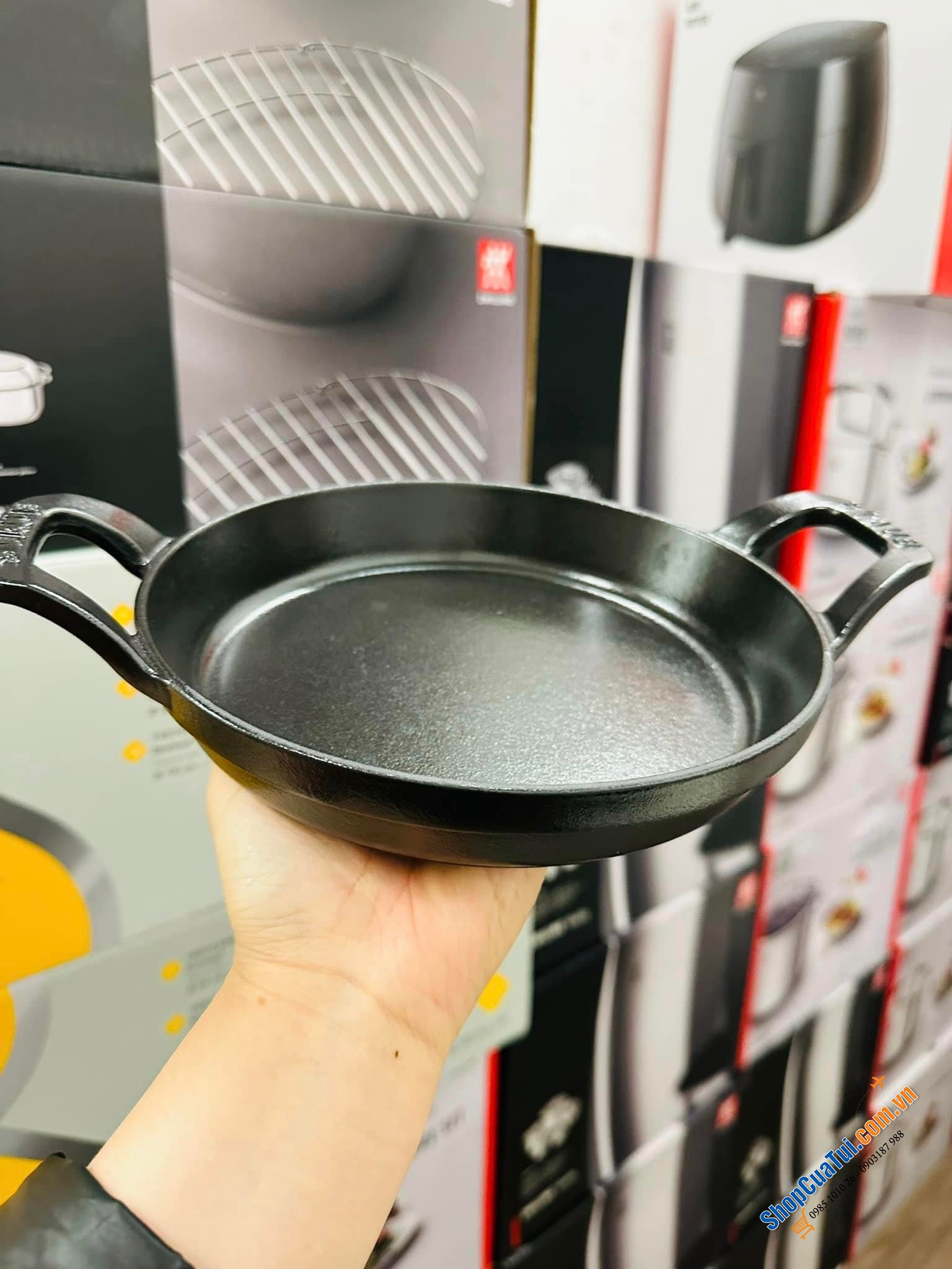 CHẢO GANG STAUB BỎ LÒ VÀ CHIÊN RÁN 20 CM - MÀU ĐEN - MADE IN FRANCE.