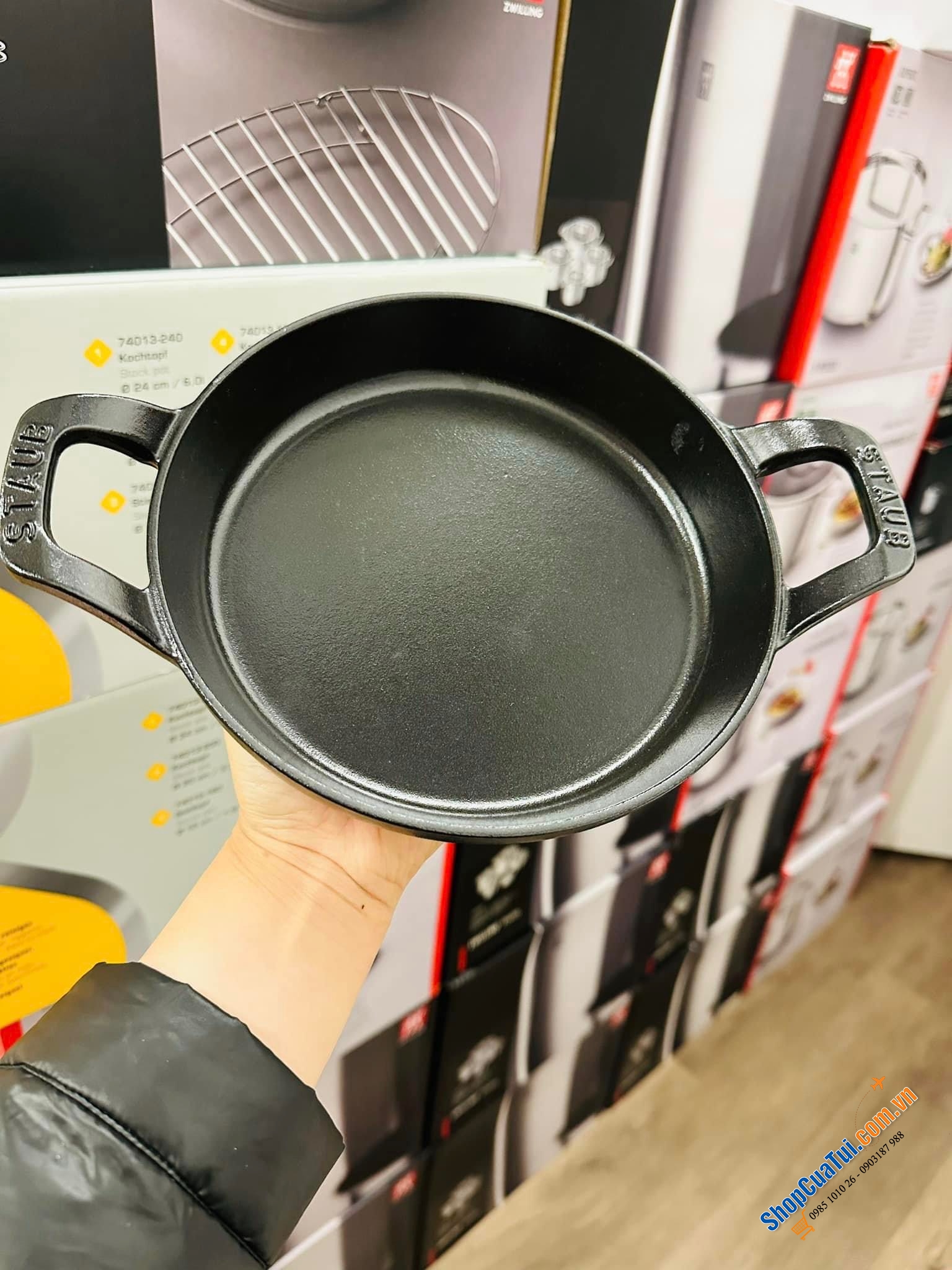 CHẢO GANG STAUB BỎ LÒ VÀ CHIÊN RÁN 20 CM - MÀU ĐEN - MADE IN FRANCE.