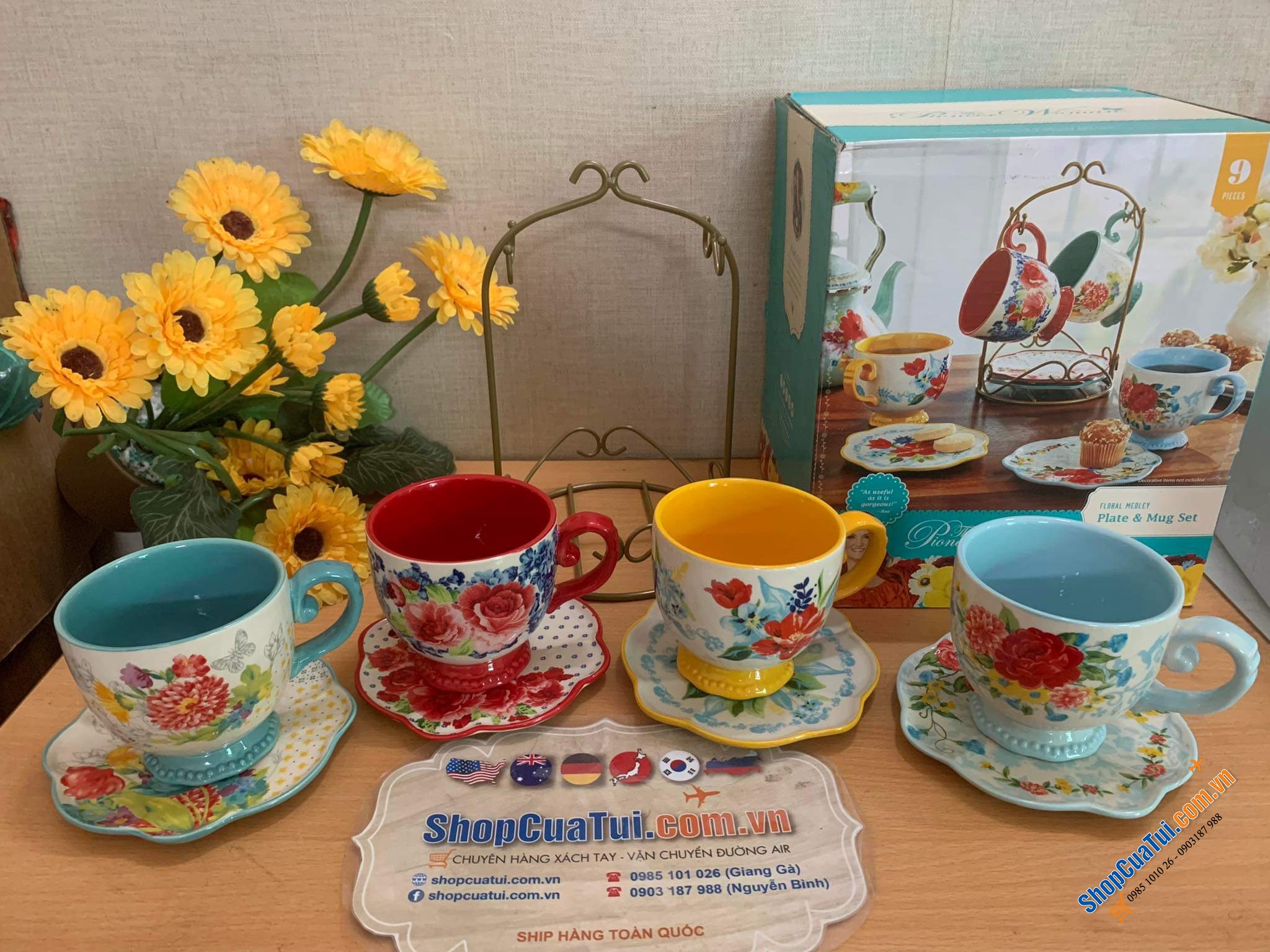Set cafe 9 món The Pioneer woman gồm 4 cốc 420ml + 4 đĩa 15,3cm + 1 giá đỡ