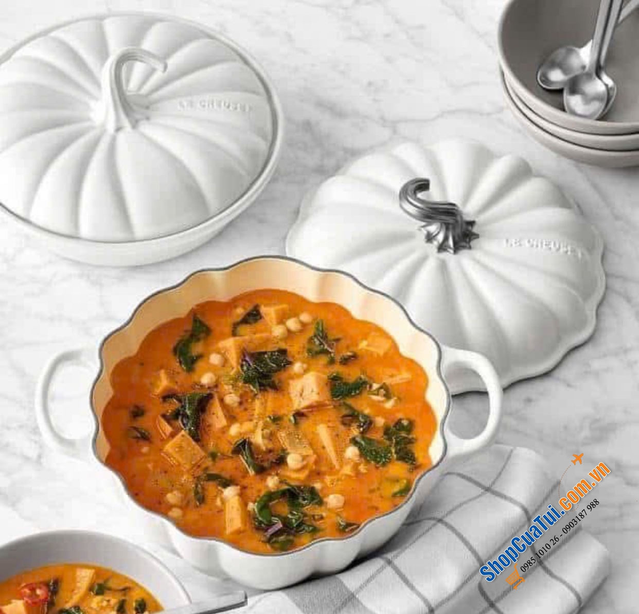 Nồi bí LC 24 cm, dung tích 3,7l - Nồi bí ngô Le Creuset sung túc, may mắn, cho lễ hội Halloween - Màu trắng, màu cam dáng dẹt