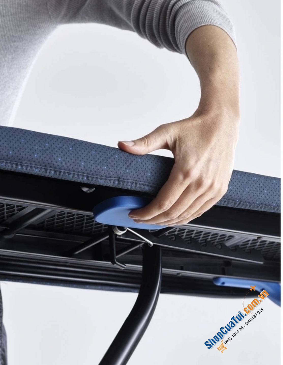 Cầu là - Bàn để ủi đồ chân cao có móc treo cửa Joseph Joseph Glide Plus (Blue) 50006