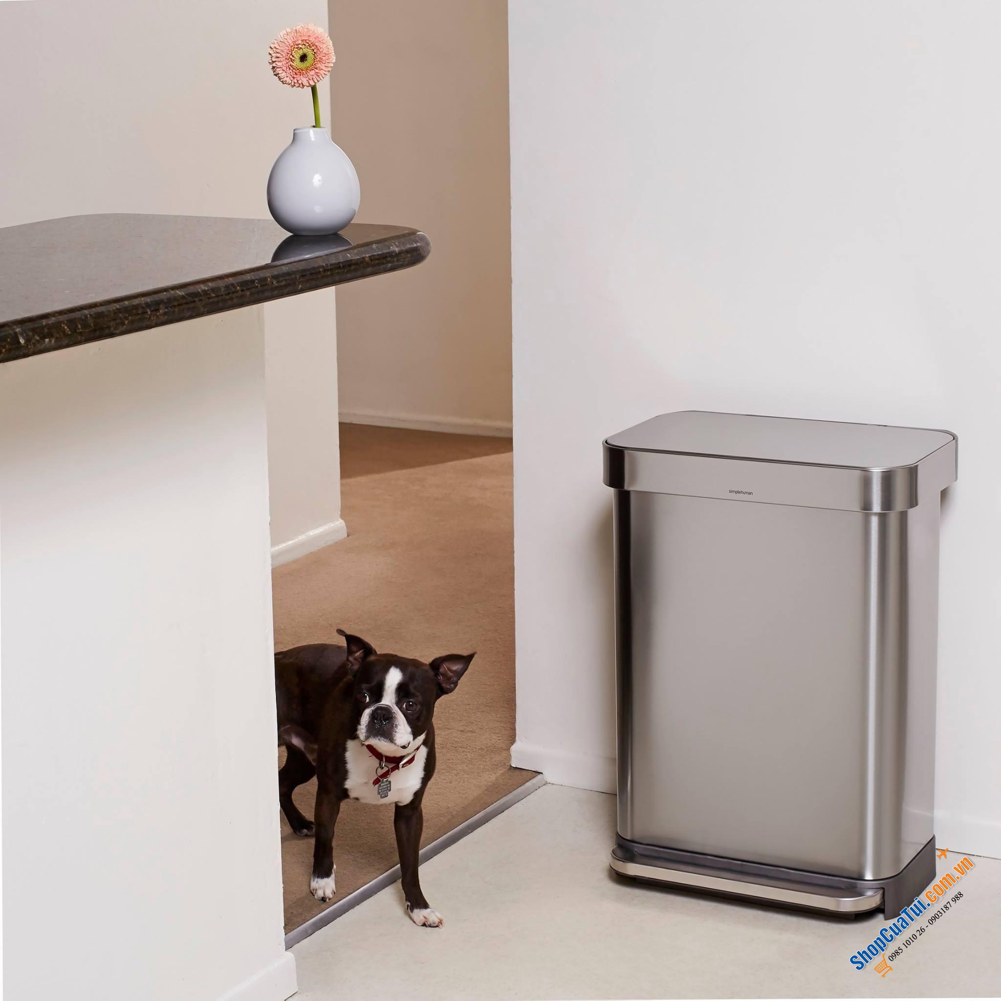 Thùng rác Simplehuman size lớn 55L -  size đại với vành lót bằng thép không gỉ giữ chặt miệng túi và giữ ẩn không lộ ra ngoài