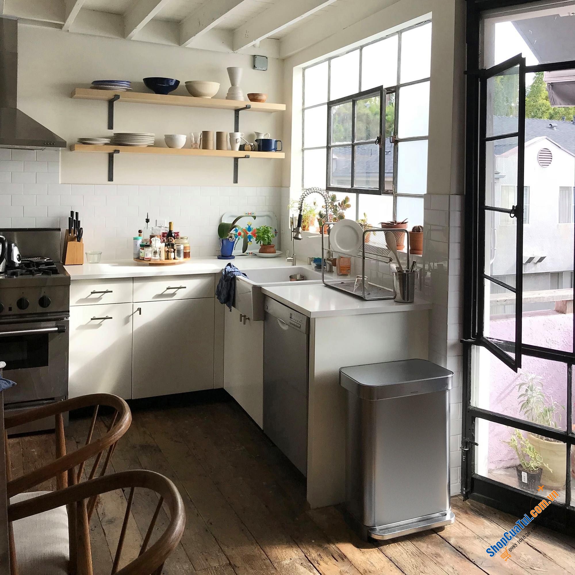 Thùng rác Simplehuman size lớn 55L -  size đại với vành lót bằng thép không gỉ giữ chặt miệng túi và giữ ẩn không lộ ra ngoài