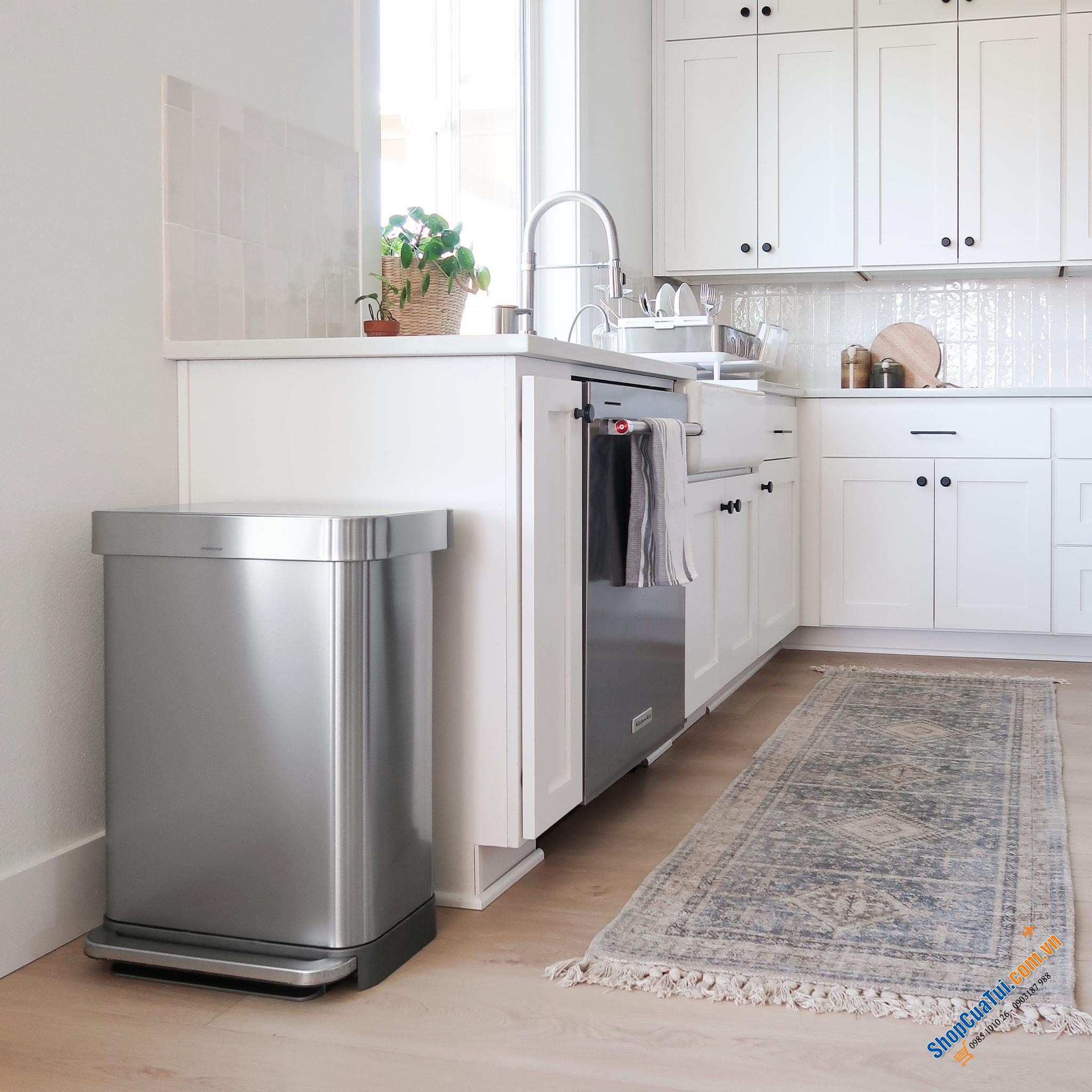 Thùng rác Simplehuman size lớn 55L -  size đại với vành lót bằng thép không gỉ giữ chặt miệng túi và giữ ẩn không lộ ra ngoài