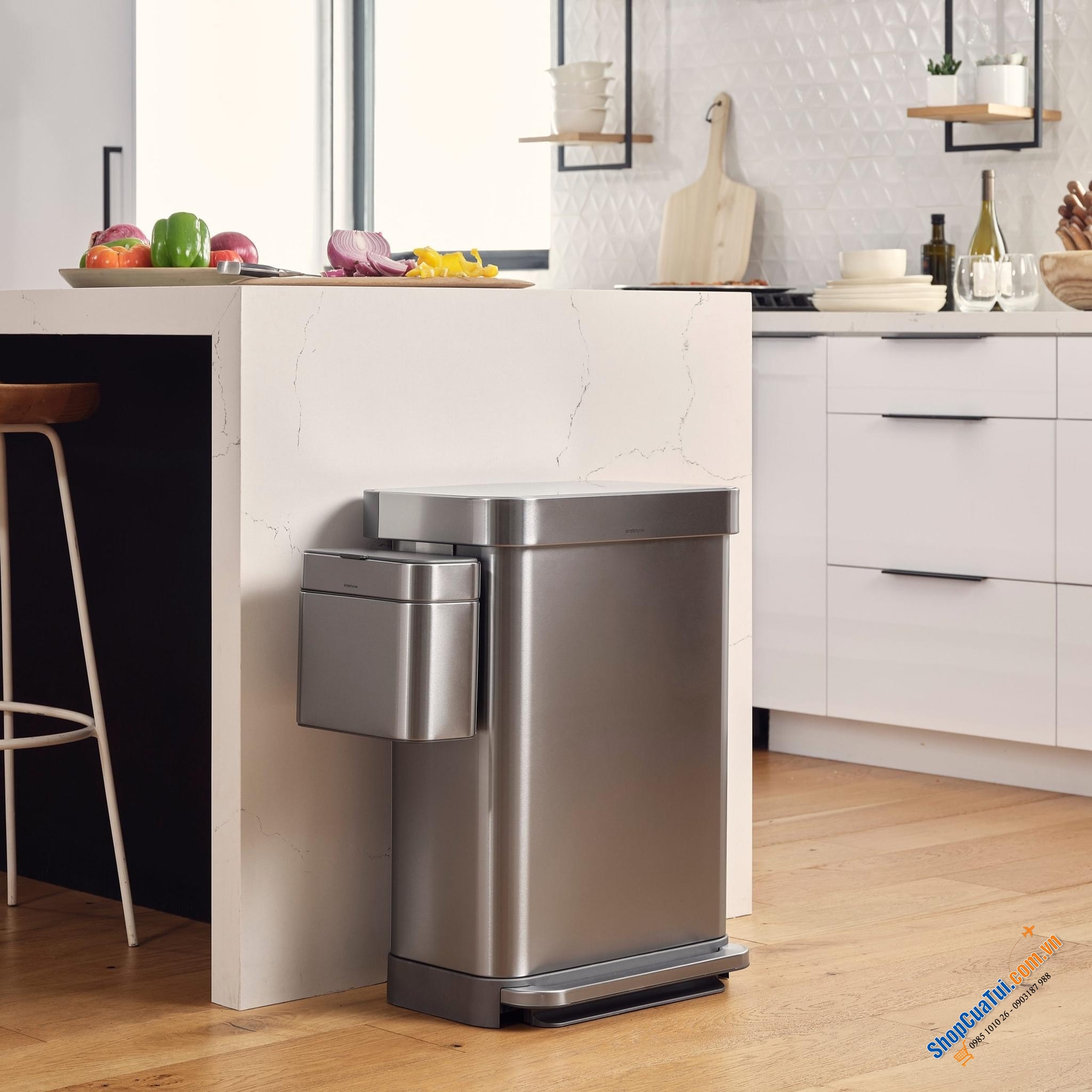 Thùng rác Simplehuman size lớn 55L -  size đại với vành lót bằng thép không gỉ giữ chặt miệng túi và giữ ẩn không lộ ra ngoài