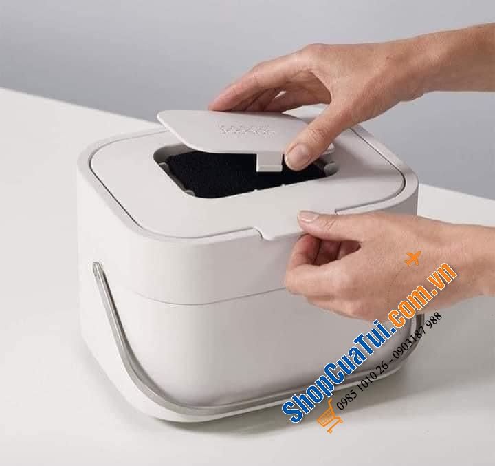 Thùng rác hữu cơ Joseph Joseph 30015 loại 4 lít giúp giảm bớt mùi từ rác thải thực phẩm được thu gom