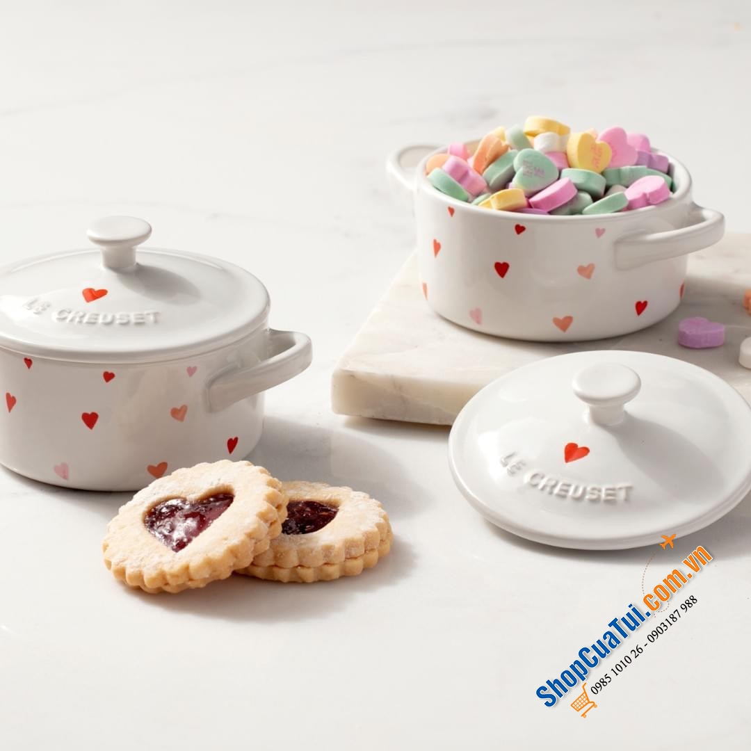 NỒI GỐM SỨ MINI LE CREUSET HOẠ TIẾT TRÁI TIM - Nồi sứ đựng thức ăn Le Creuset Limited Edition V-day Mini Heart Cocotte 10cm