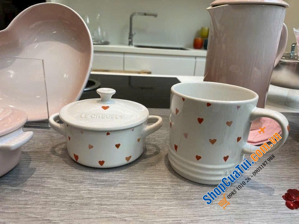 NỒI GỐM SỨ MINI LE CREUSET HOẠ TIẾT TRÁI TIM - Nồi sứ đựng thức ăn Le Creuset Limited Edition V-day Mini Heart Cocotte 10cm