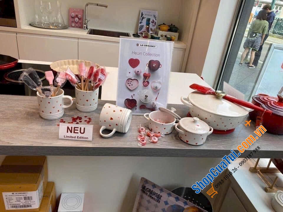 NỒI GỐM SỨ MINI LE CREUSET HOẠ TIẾT TRÁI TIM - Nồi sứ đựng thức ăn Le Creuset Limited Edition V-day Mini Heart Cocotte 10cm