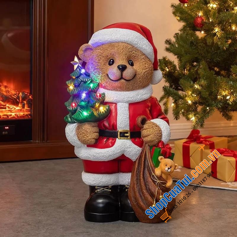 Gấu Noel phiên bản 2023 - Ông già noel gấu 2023 xách túi quà và cây thông được trang trí bằng đèn LED
