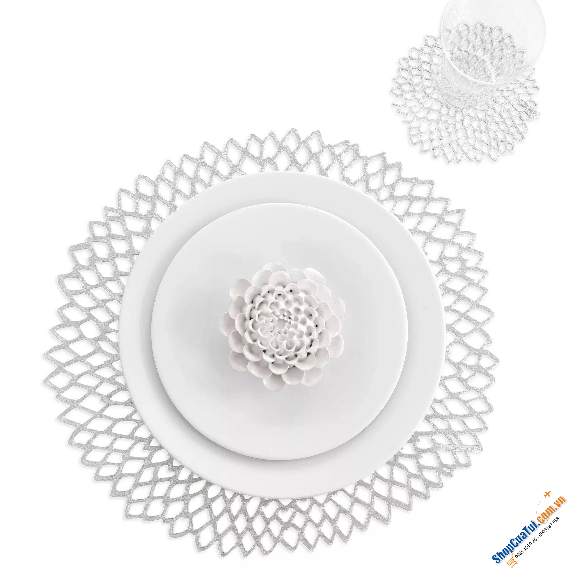 Tấm lót bàn ăn Chilewich Pressed Dahlia 38cm với 2 màu vàng hoặc bạc