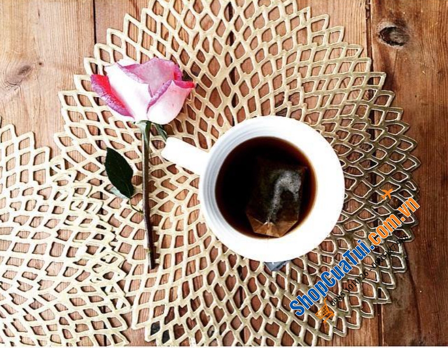 Tấm lót bàn ăn Chilewich Pressed Dahlia 38cm với 2 màu vàng hoặc bạc