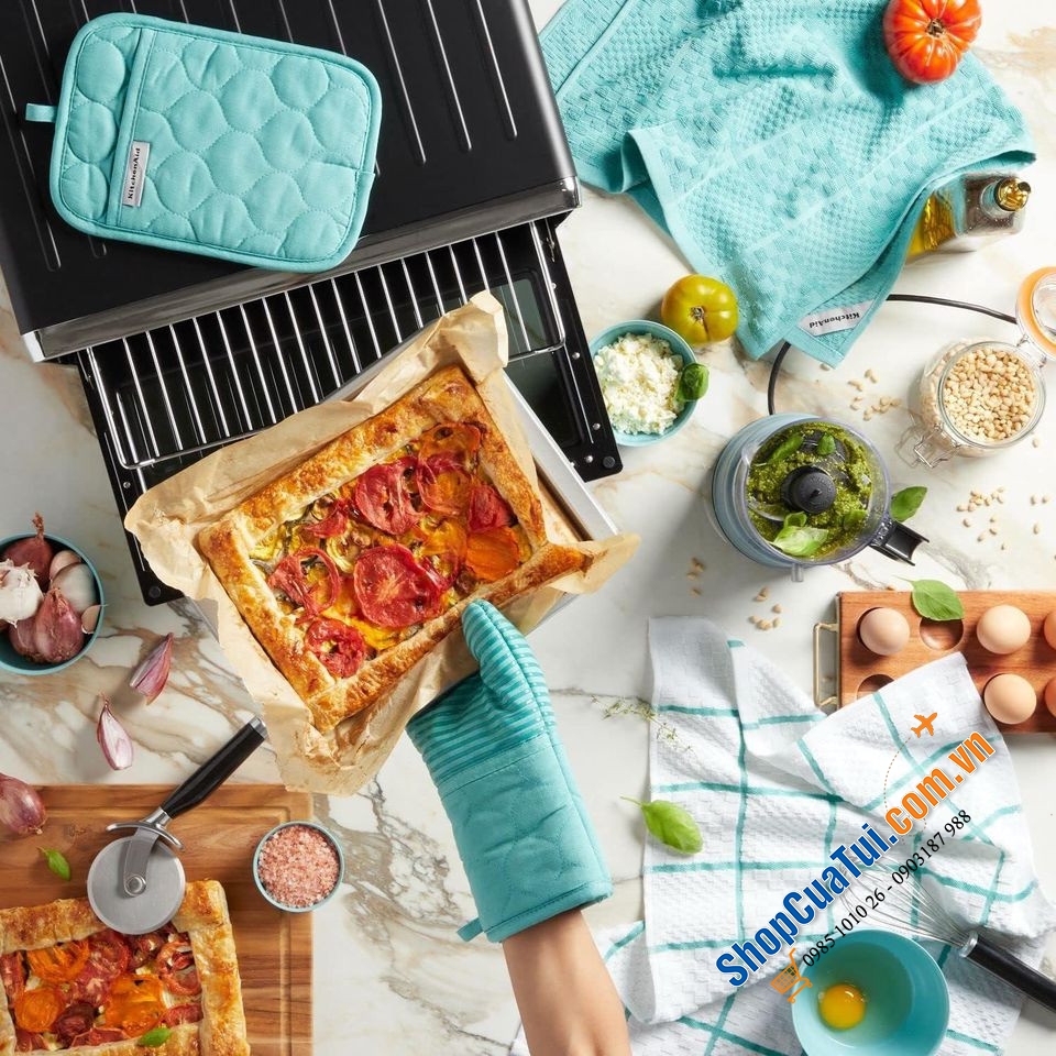 Sét đồ bếp 4 món KitchenAid gồm 02 chiếc khăn lau bếp mềm, 01 tấm lót nồi và 01 găng tay lò nướng màu xanh đẹp