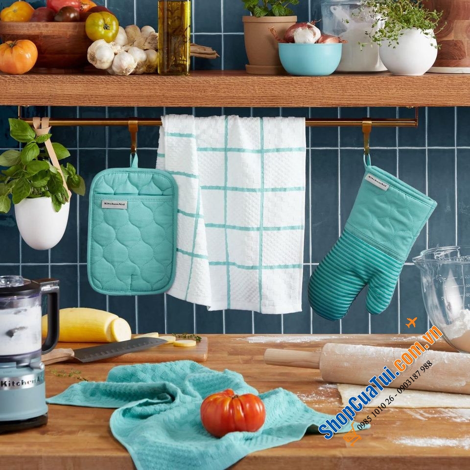 Sét đồ bếp 4 món KitchenAid gồm 02 chiếc khăn lau bếp mềm, 01 tấm lót nồi và 01 găng tay lò nướng màu xanh đẹp