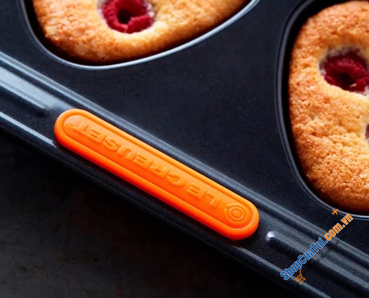 KHAY BÁNH MUFFIN LE CREUSET TRÁI TIM 39x27x4 cm