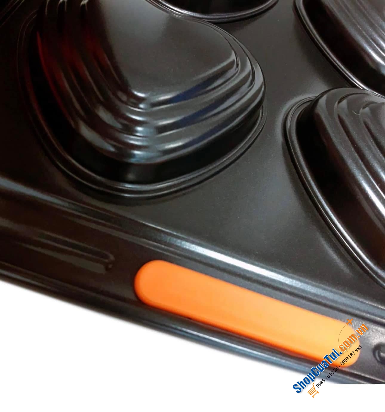 KHAY BÁNH MUFFIN LE CREUSET TRÁI TIM 39x27x4 cm