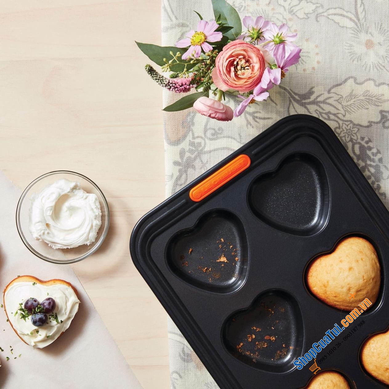 KHAY BÁNH MUFFIN LE CREUSET TRÁI TIM 39x27x4 cm