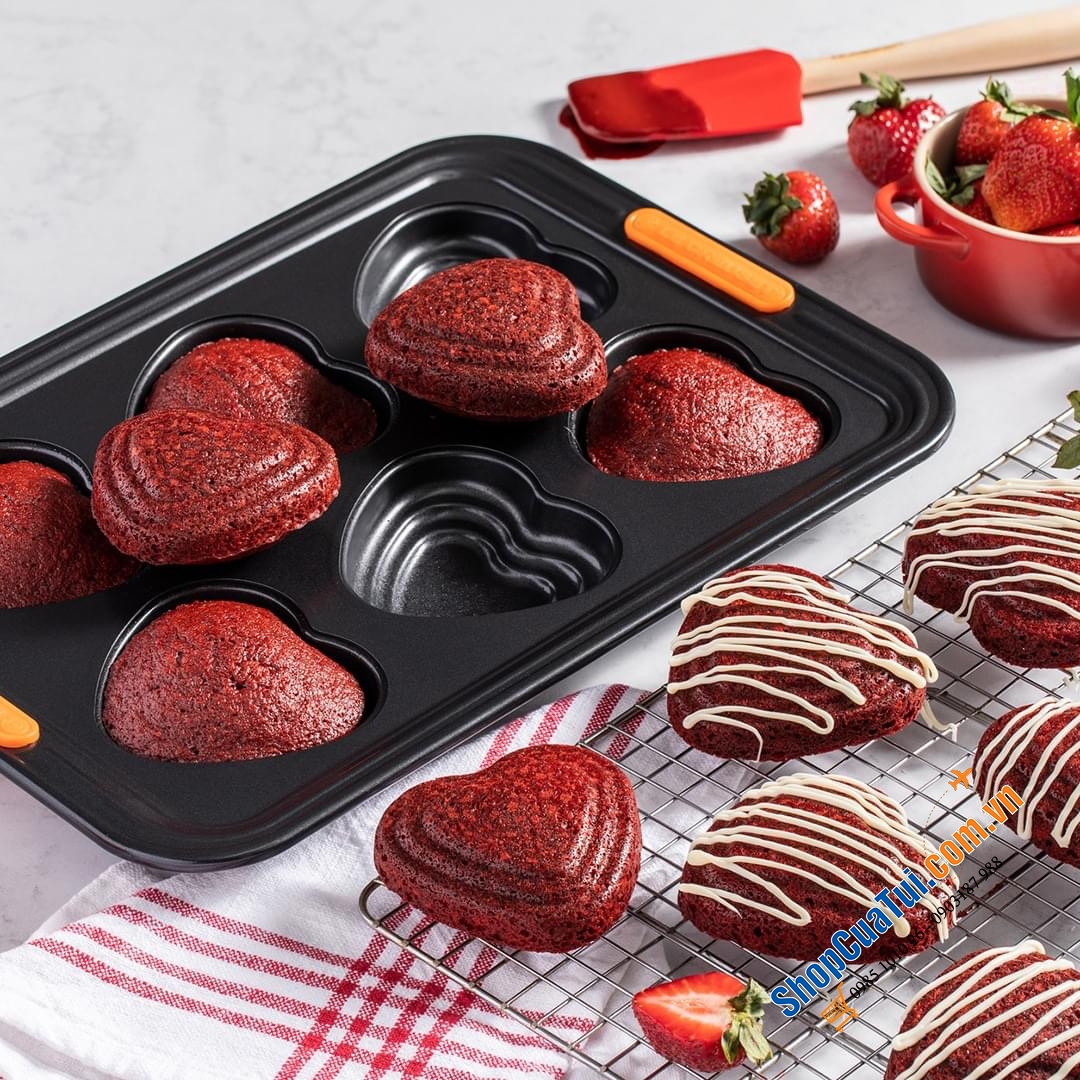 KHAY BÁNH MUFFIN LE CREUSET TRÁI TIM 39x27x4 cm