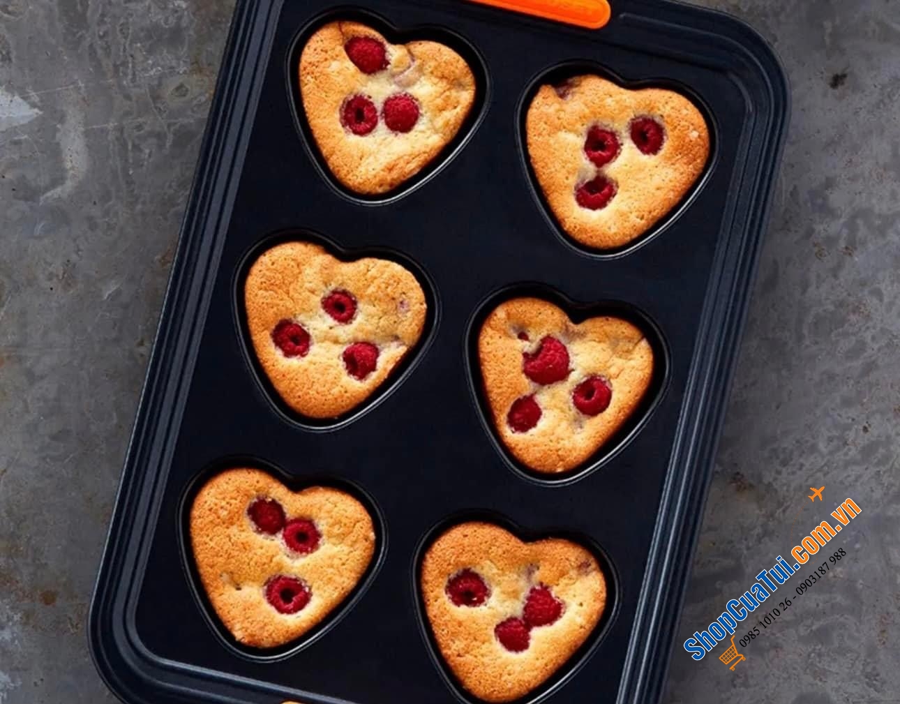 KHAY BÁNH MUFFIN LE CREUSET TRÁI TIM 39x27x4 cm