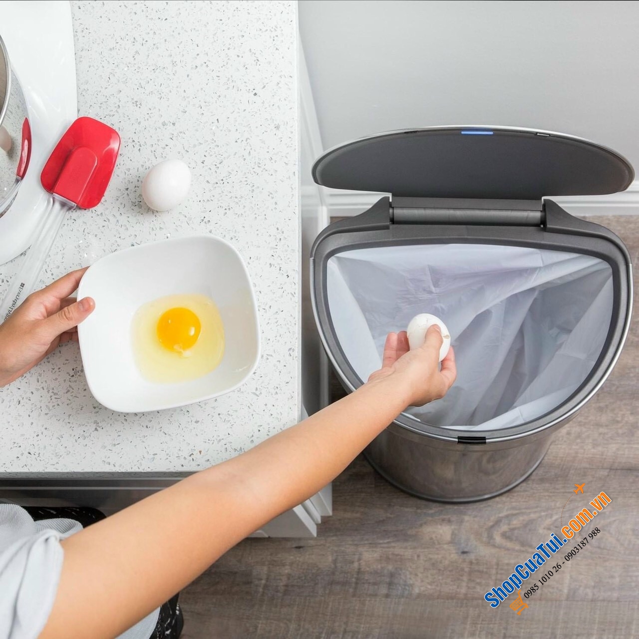Thùng rác cảm ứng kháng khuẩn 45l Simplehuman  - đơn giản mở tự động chỉ bằng một cái vẫy tay