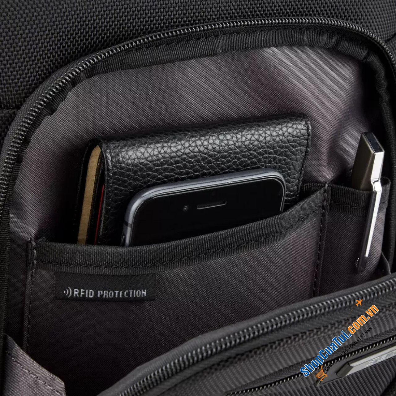 Túi đeo chéo Samsonite với thiết kế thuận tiện, hiện đại và thiết thực có thể dùng đi du lịch hoặc dùng hàng ngày