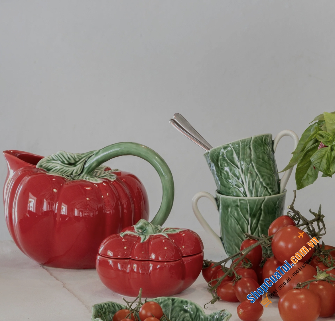 Chiếc bình cà chua BORDALLO 2,7 lít bằng đất nung vẽ tay đầy sinh động