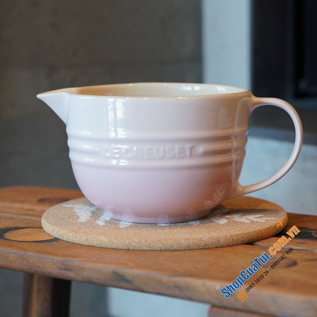 Ca rót Le Creuset 2 lít màu trắng Meringue - có thể dùng làm bát trộn, bình trộn - Made in Thái Lan