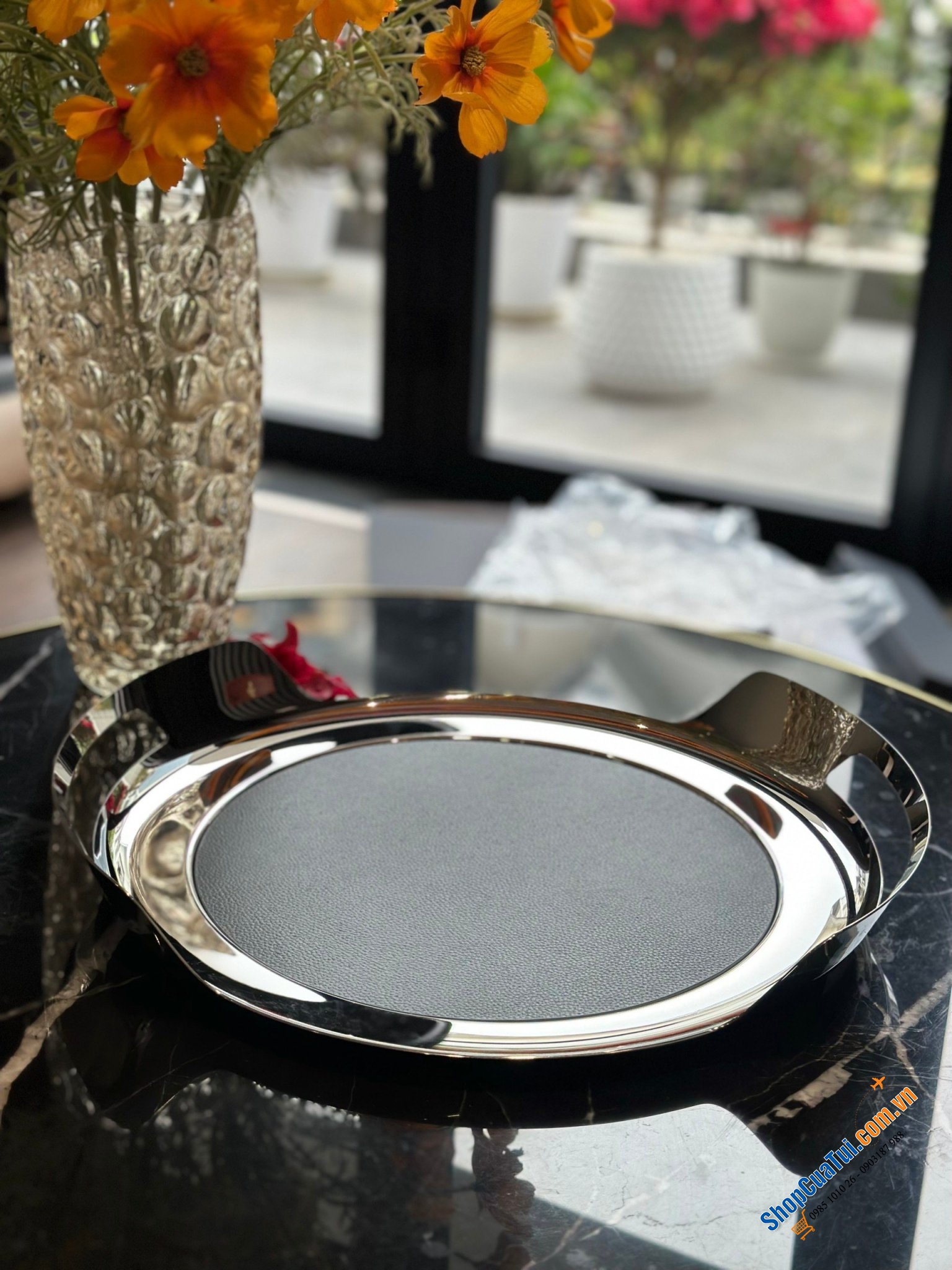 Khay Georg Jensen Helix 43 x 6,2cm - Khay tròn inox được trang bị một tấm thảm giả da chống trượt