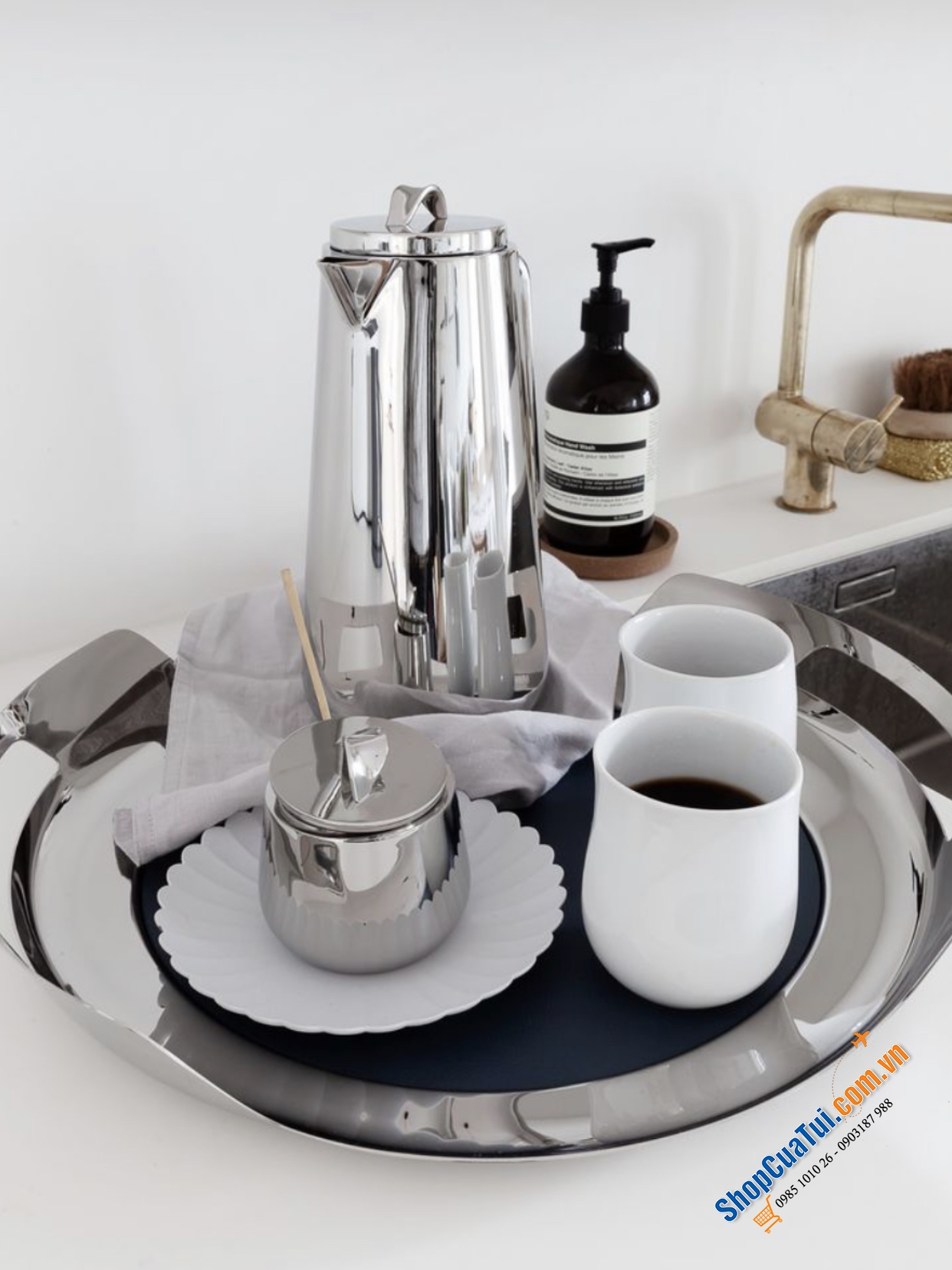 Khay Georg Jensen Helix 43 x 6,2cm - Khay tròn inox được trang bị một tấm thảm giả da chống trượt