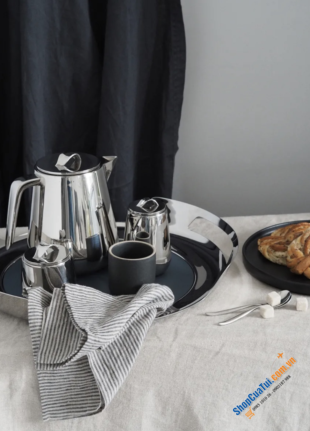 Khay Georg Jensen Helix 43 x 6,2cm - Khay tròn inox được trang bị một tấm thảm giả da chống trượt