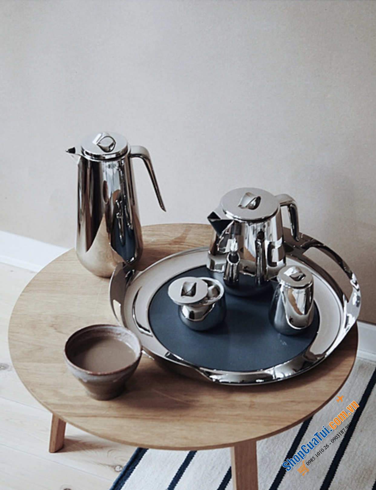 Khay Georg Jensen Helix 43 x 6,2cm - Khay tròn inox được trang bị một tấm thảm giả da chống trượt
