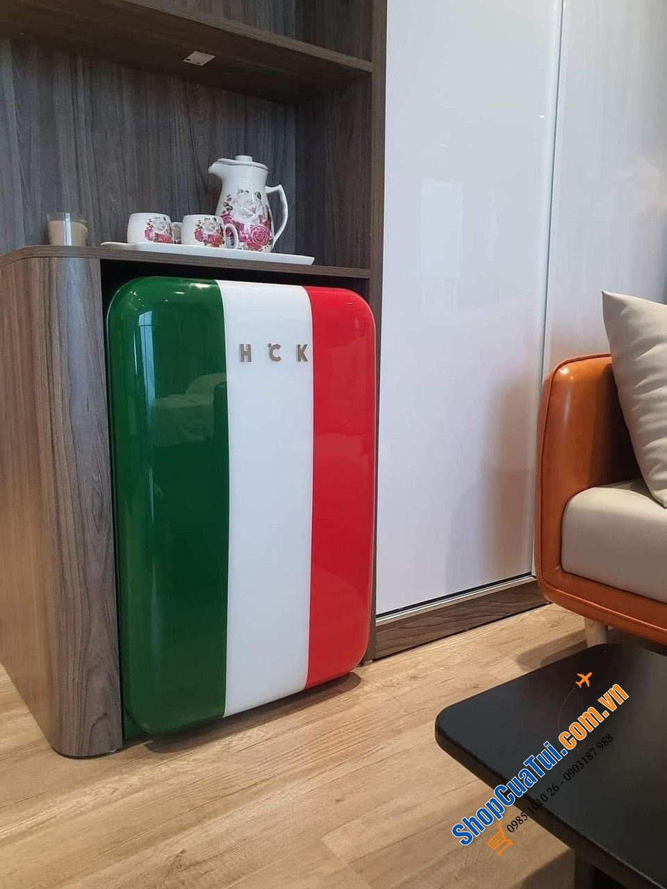 Tủ lạnh mini retro HCK ITALY FLAG 107L - Màu xanh quốc kỳ Ý - kiểu dáng cổ điển, đường nét bo tròn đặc trưng của thập niên 50-60