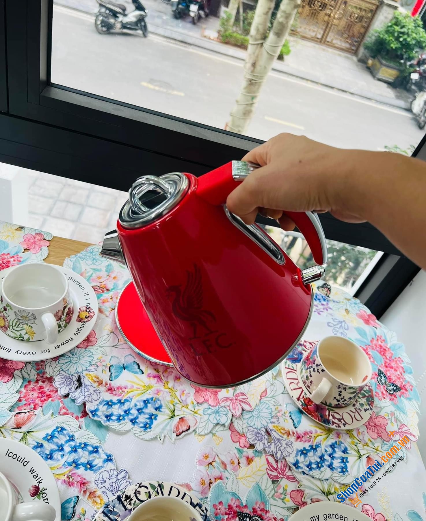 Ấm siêu tốc Swan đỏ.