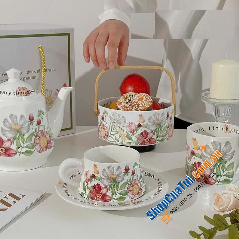 Giỏ sứ có tay cầm để bánh,trái cây hoa mùa xuân.