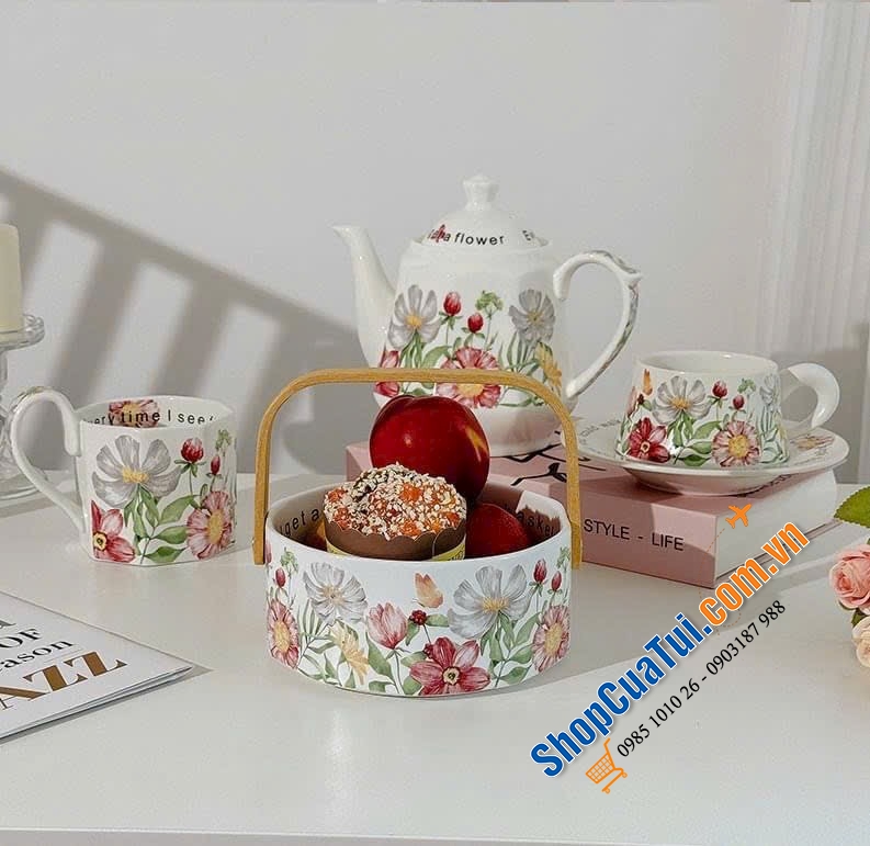 Giỏ sứ có tay cầm để bánh,trái cây hoa mùa xuân.