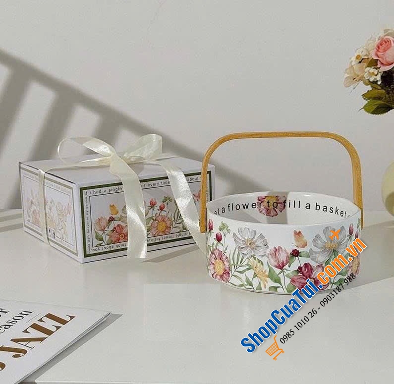 Giỏ sứ có tay cầm để bánh,trái cây hoa mùa xuân.