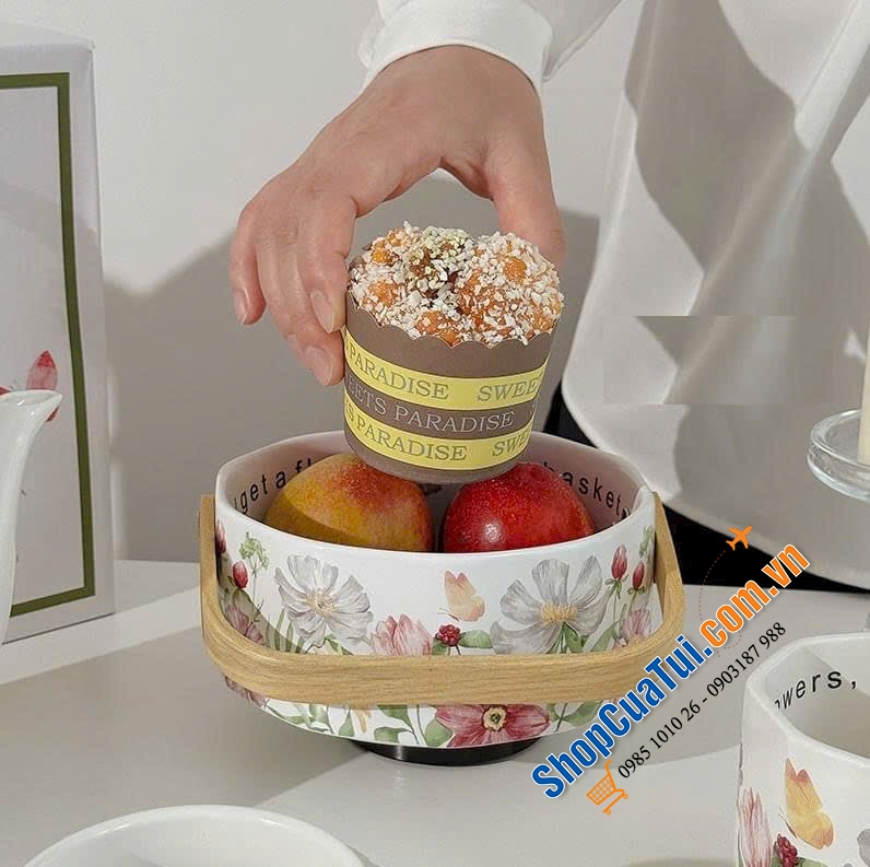 Giỏ sứ có tay cầm để bánh,trái cây hoa mùa xuân.