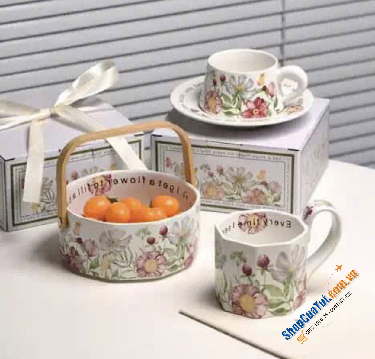 Giỏ sứ có tay cầm để bánh,trái cây hoa mùa xuân.